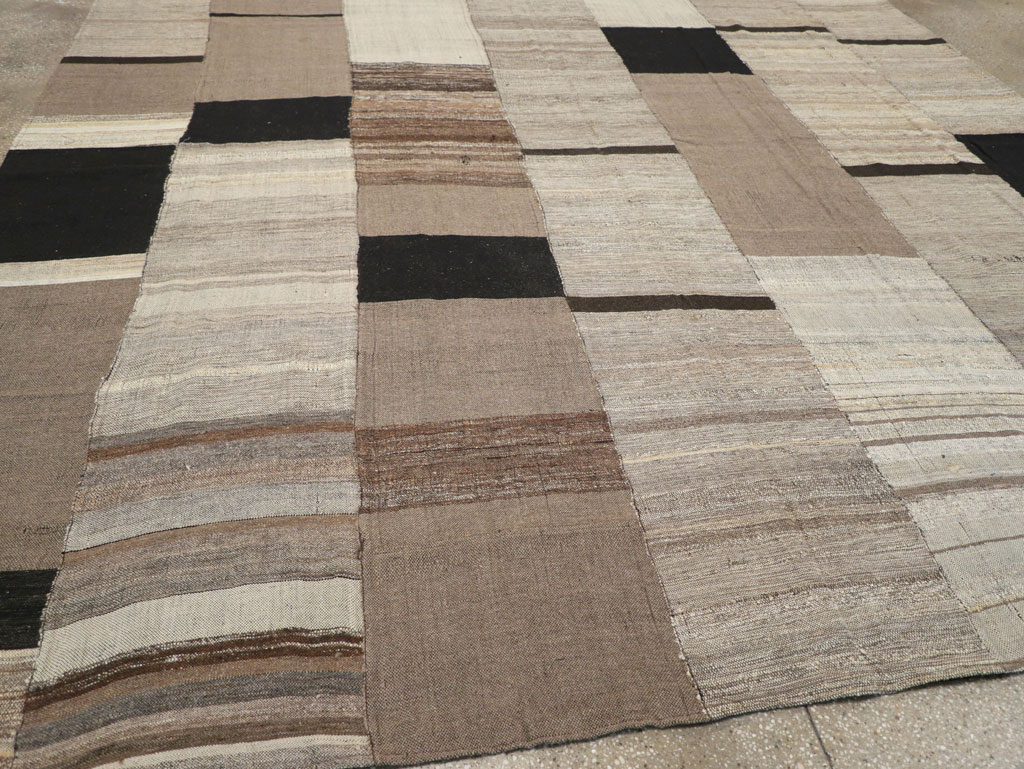 Modern Turkish Flatweave Square Room Size Carpet, No.31609 - Galerie Shabab