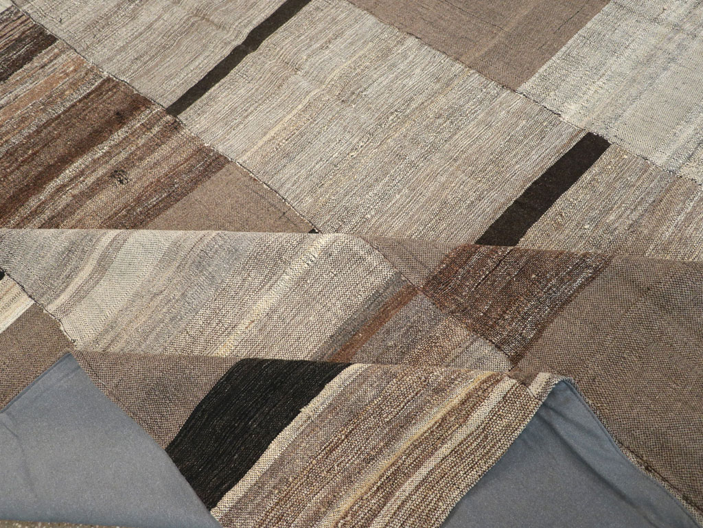 Modern Turkish Flatweave Square Room Size Carpet, No.31609 - Galerie Shabab