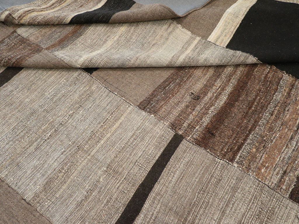 Modern Turkish Flatweave Square Room Size Carpet, No.31609 - Galerie Shabab