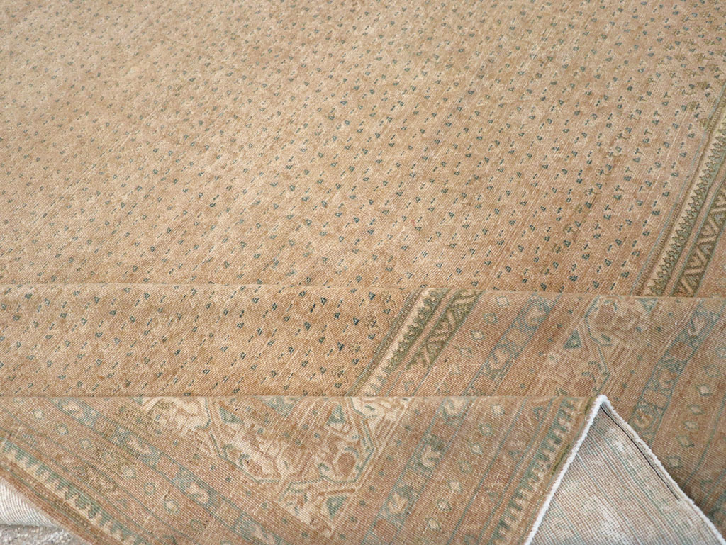 Distressed Style Vintage Persian Mahal Room Size Carpet, No.31622 - Galerie Shabab