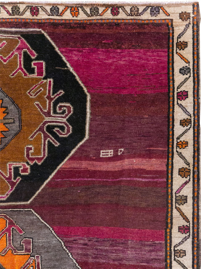 Vintage Turkish Anatolian Small Tribal Room Size Carpet, No.31629 - Galerie Shabab