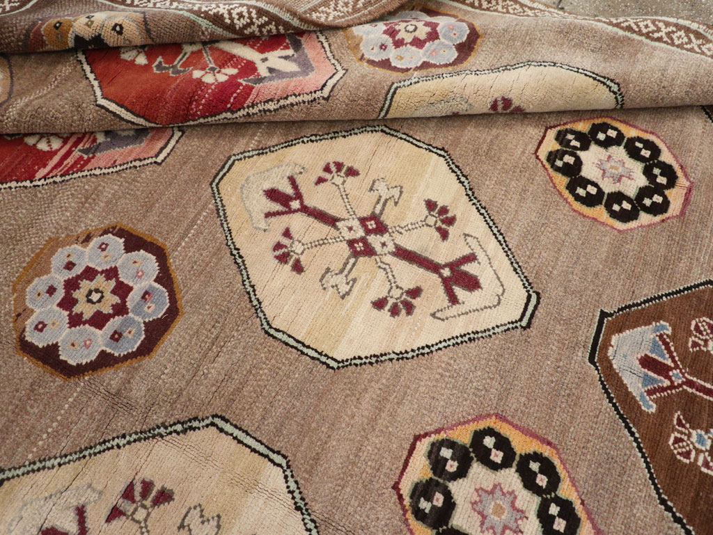 Vintage Turkish Anatolian Tribal Room Size Carpet, No.31649 - Galerie Shabab