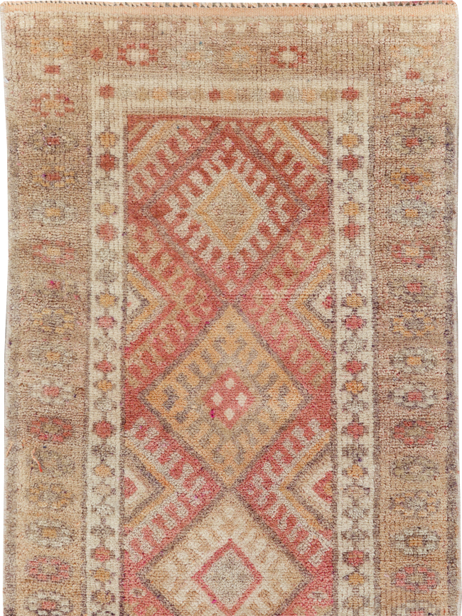 Vintage Turkish Anatolian Small Runner, No.31652 - Galerie Shabab