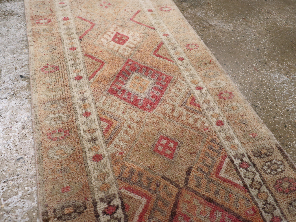 Vintage Turkish Anatolian Small Runner, No.31652 - Galerie Shabab