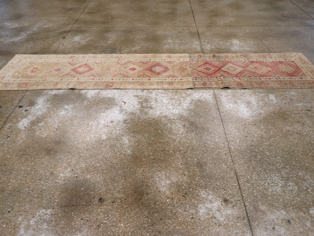 Vintage Turkish Anatolian Small Runner, No.31652 - Galerie Shabab