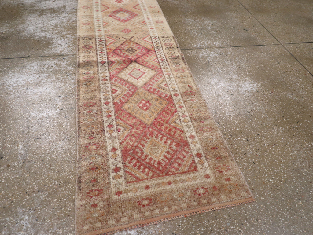 Vintage Turkish Anatolian Small Runner, No.31652 - Galerie Shabab