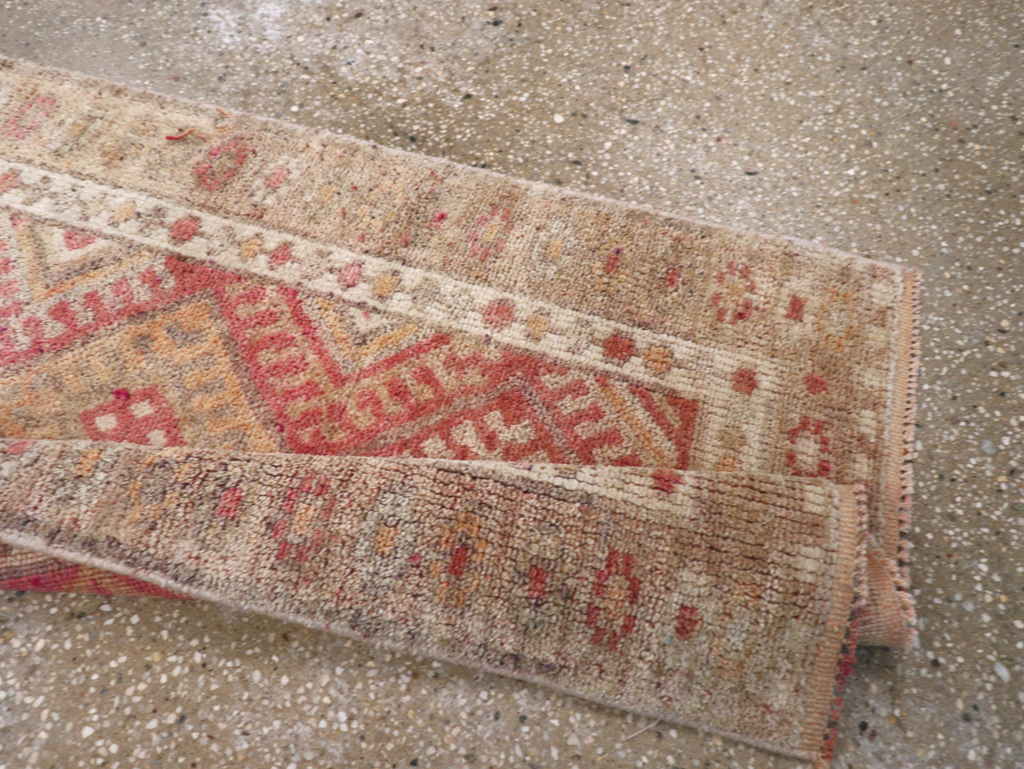 Vintage Turkish Anatolian Small Runner, No.31652 - Galerie Shabab