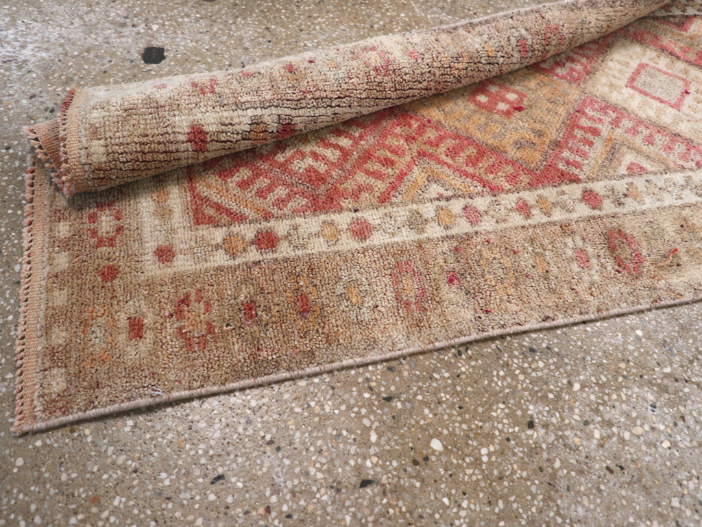 Vintage Turkish Anatolian Small Runner, No.31652 - Galerie Shabab