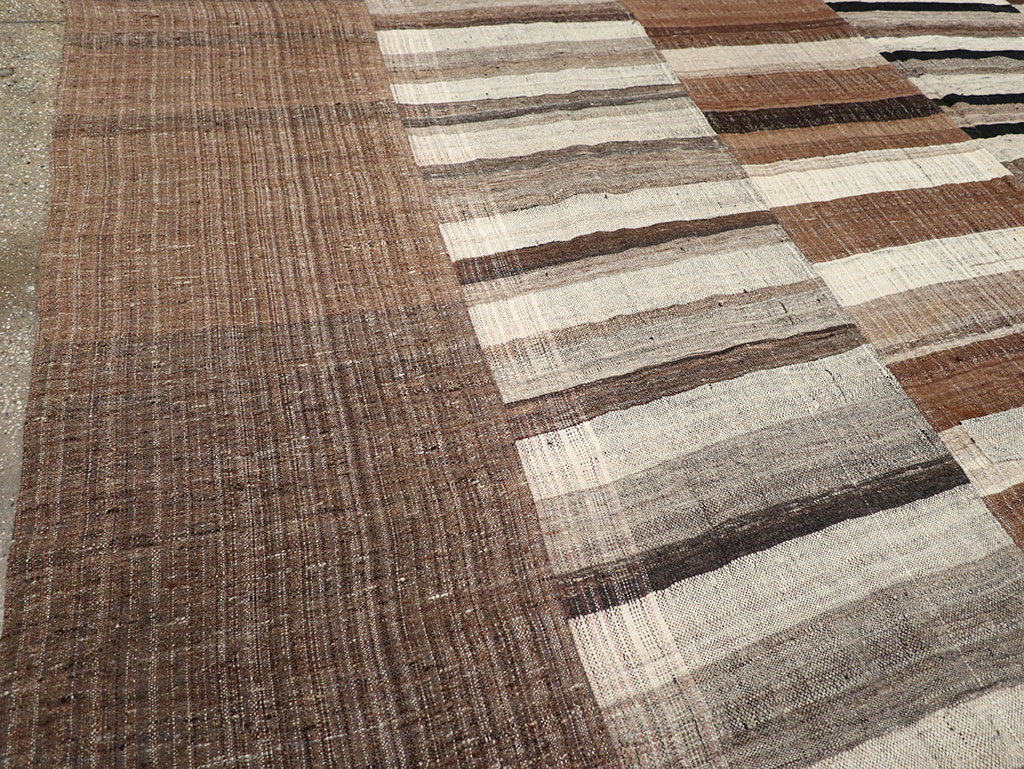 Modern Turkish Flatweave Kilim Square Room Size Carpet, No.31675 - Galerie Shabab