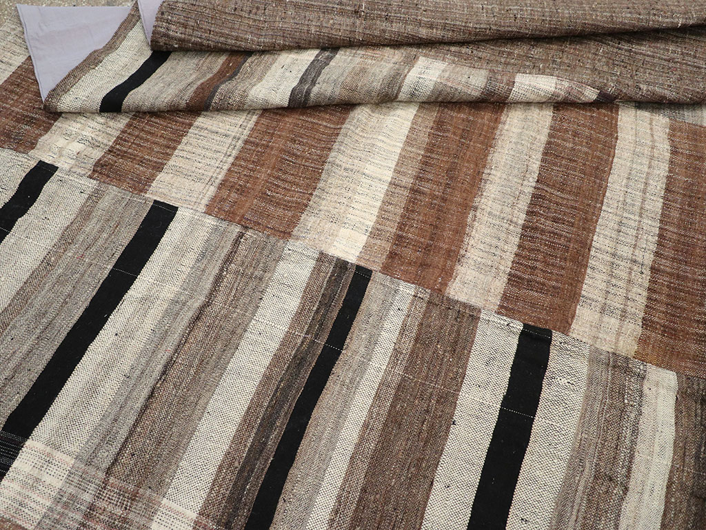 Modern Turkish Flatweave Kilim Square Room Size Carpet, No.31675 - Galerie Shabab