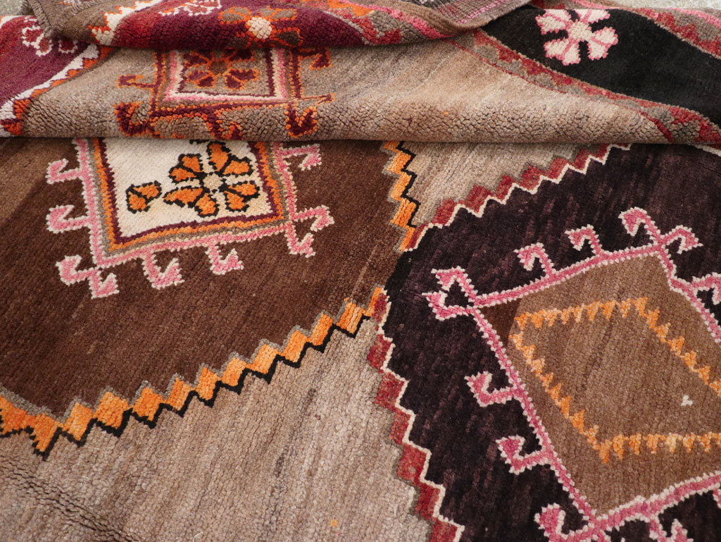 Vintage Turkish Anatolian Tribal Small Room Size Carpet, No.31756 - Galerie Shabab