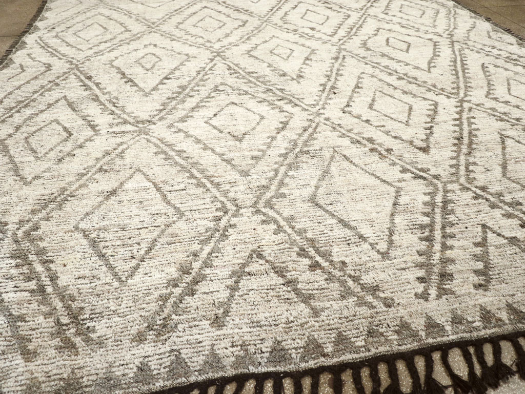 Contemporary Moroccan Inspired Turkish Large Room Size Carpet, No.31786 - Galerie Shabab