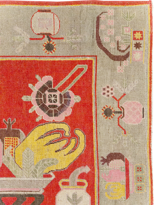 Antique East Turkestan Pictorial Vase Khotan Rug, No.31790 - Galerie Shabab