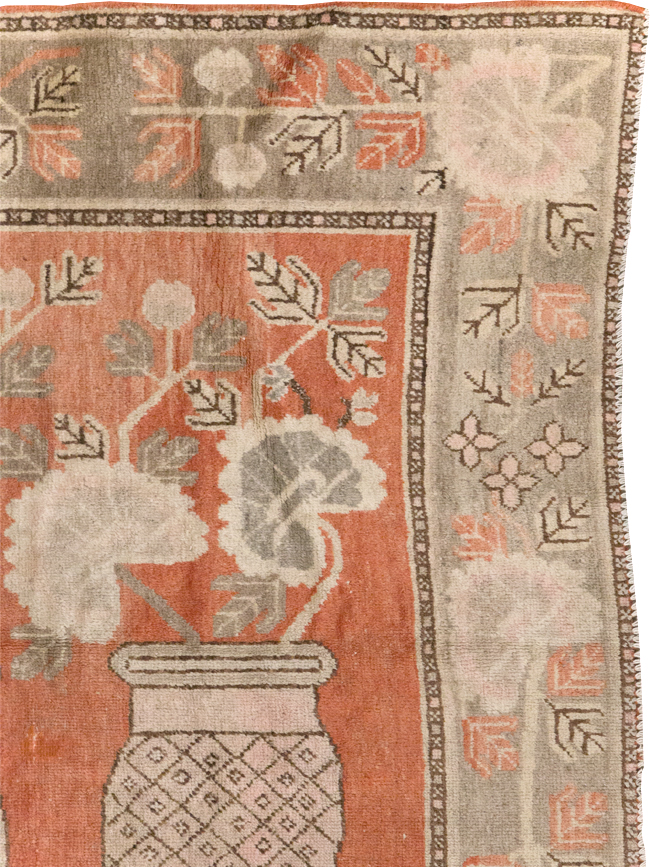 Antique East Turkestan Pictorial Vase Khotan Accent Rug, No.31791 - Galerie Shabab