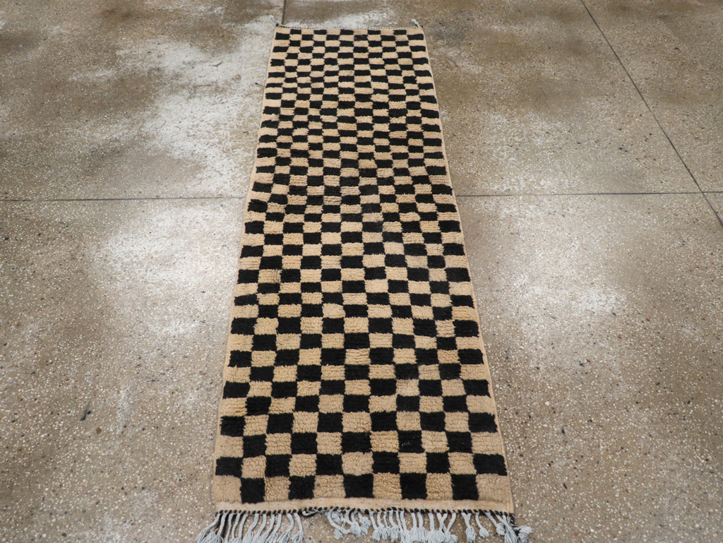 Modern Moroccan Small Runner, No.31846 - Galerie Shabab