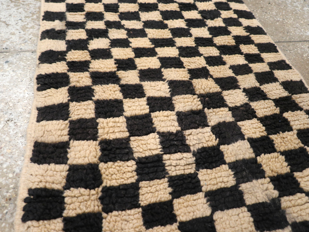 Modern Moroccan Small Runner, No.31846 - Galerie Shabab