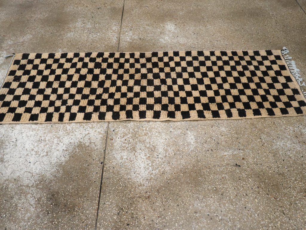 Modern Moroccan Small Runner, No.31846 - Galerie Shabab