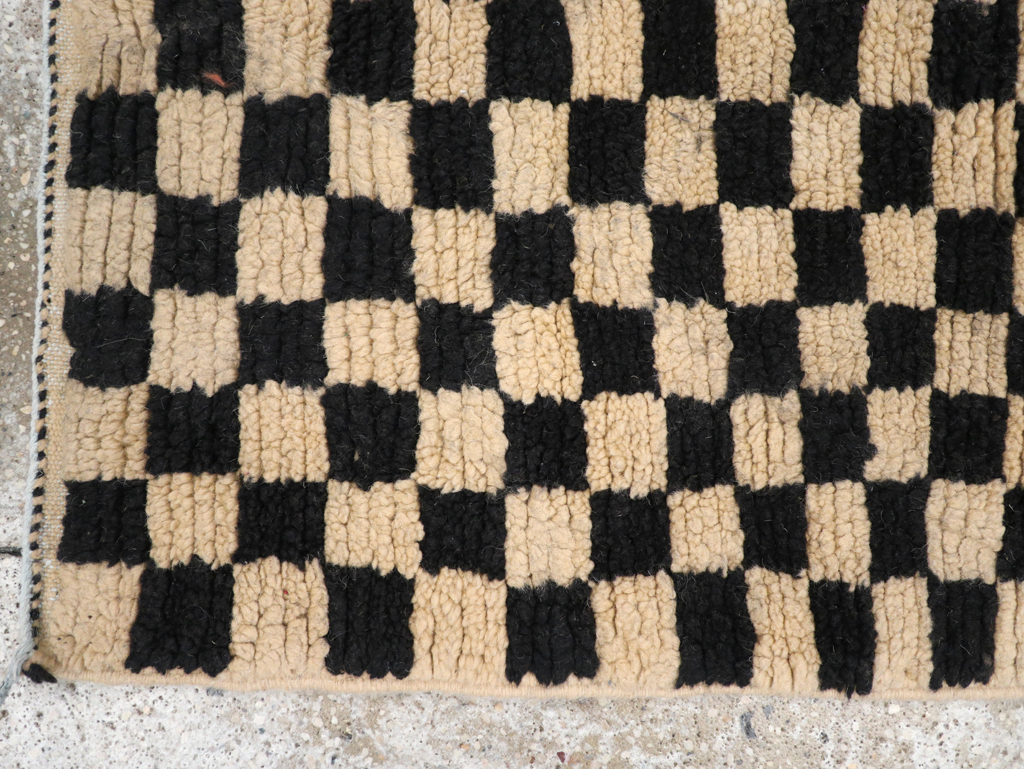 Modern Moroccan Small Runner, No.31846 - Galerie Shabab