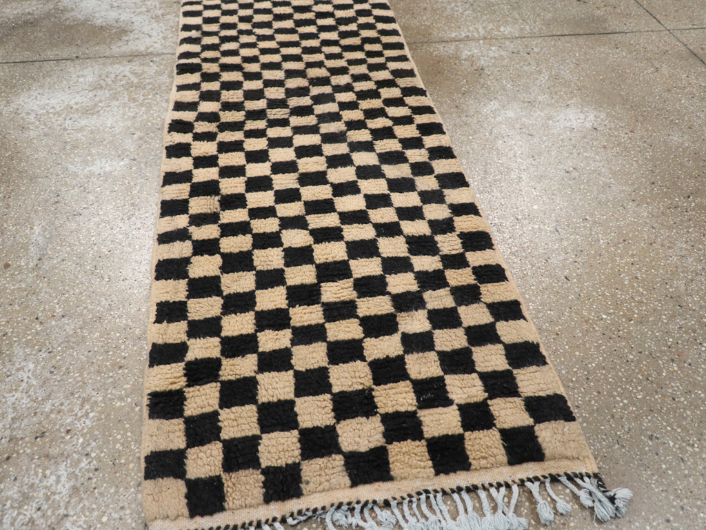 Modern Moroccan Small Runner, No.31846 - Galerie Shabab
