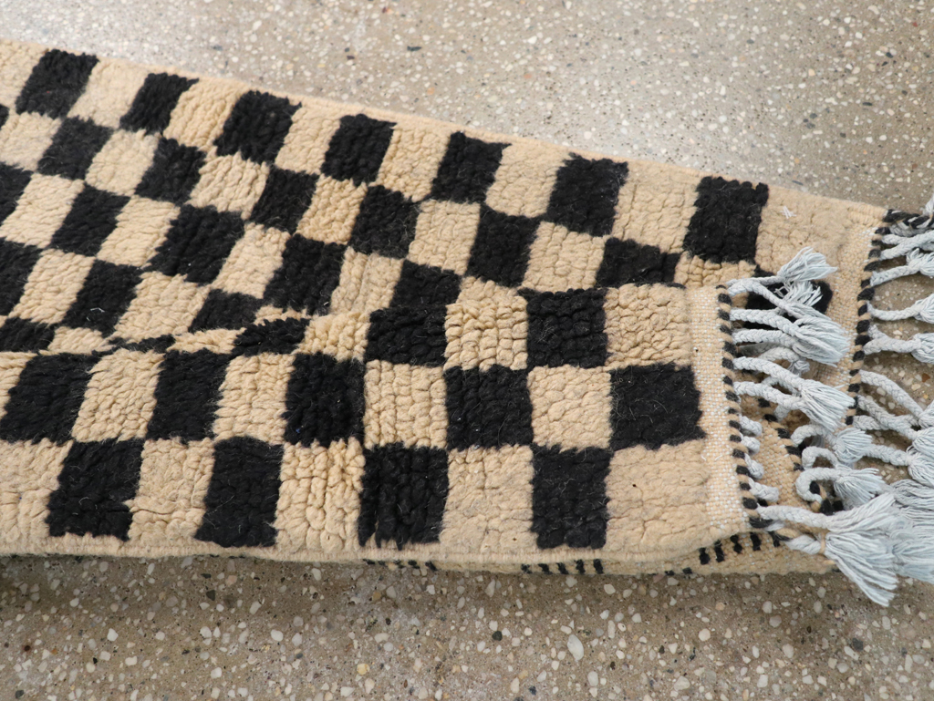 Modern Moroccan Small Runner, No.31846 - Galerie Shabab