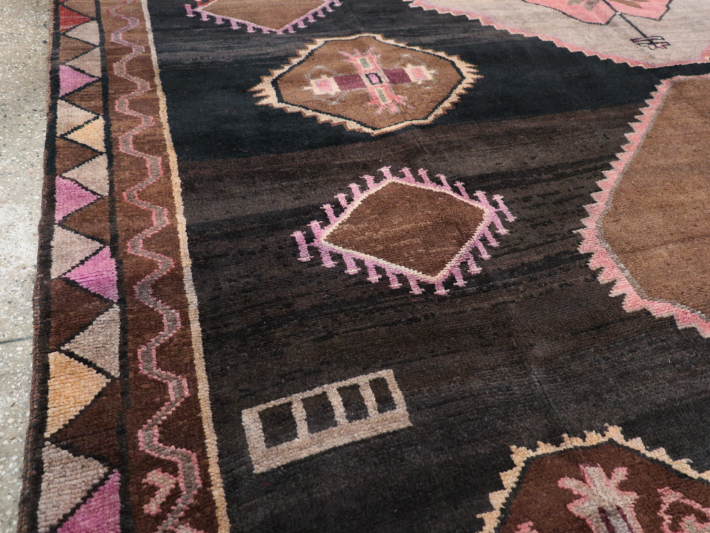 Vintage Turkish Anatolian Room Size Carpet, No.31854 - Galerie Shabab