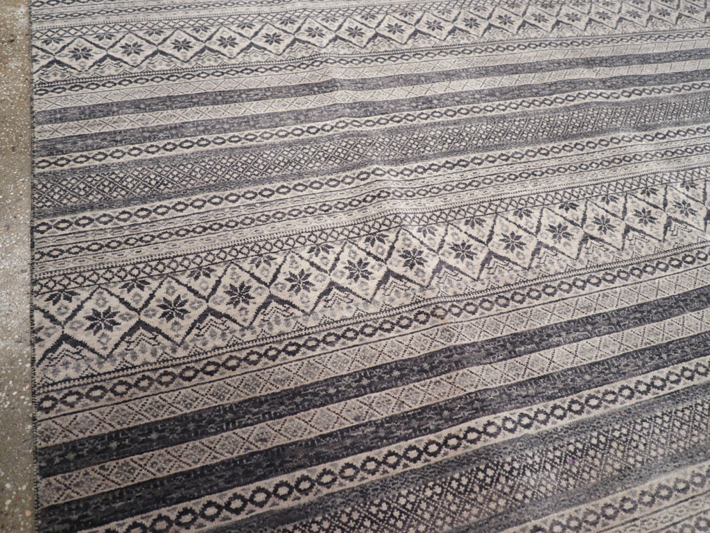 Contemporary Turkish Small Room Size Carpet, No.31876 - Galerie Shabab