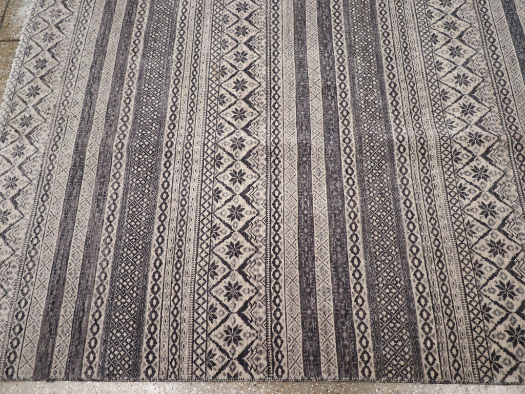 Contemporary Turkish Small Room Size Carpet, No.31876 - Galerie Shabab