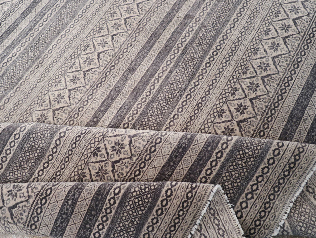 Contemporary Turkish Small Room Size Carpet, No.31876 - Galerie Shabab