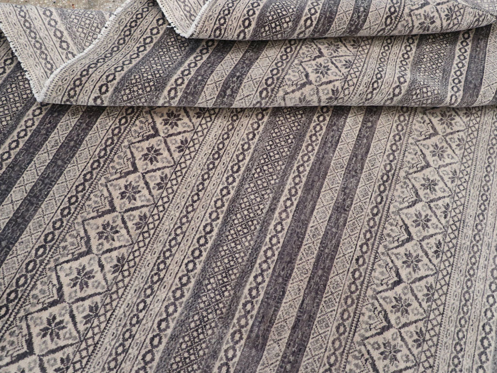 Contemporary Turkish Small Room Size Carpet, No.31876 - Galerie Shabab