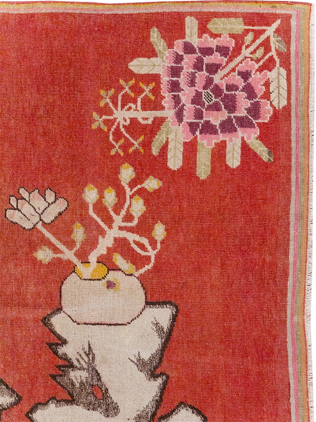 Antique East Turkestan Pictorial Vase Khotan Rug, No.31879 - Galerie Shabab