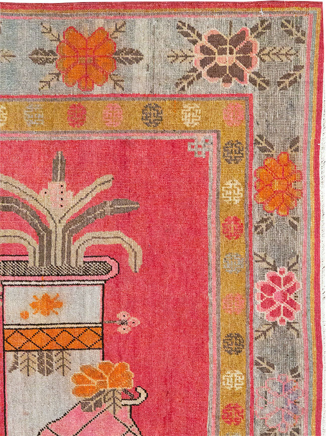 Antique East Turkestan Pictorial Vase Khotan Accent Rug, No.31882 - Galerie Shabab