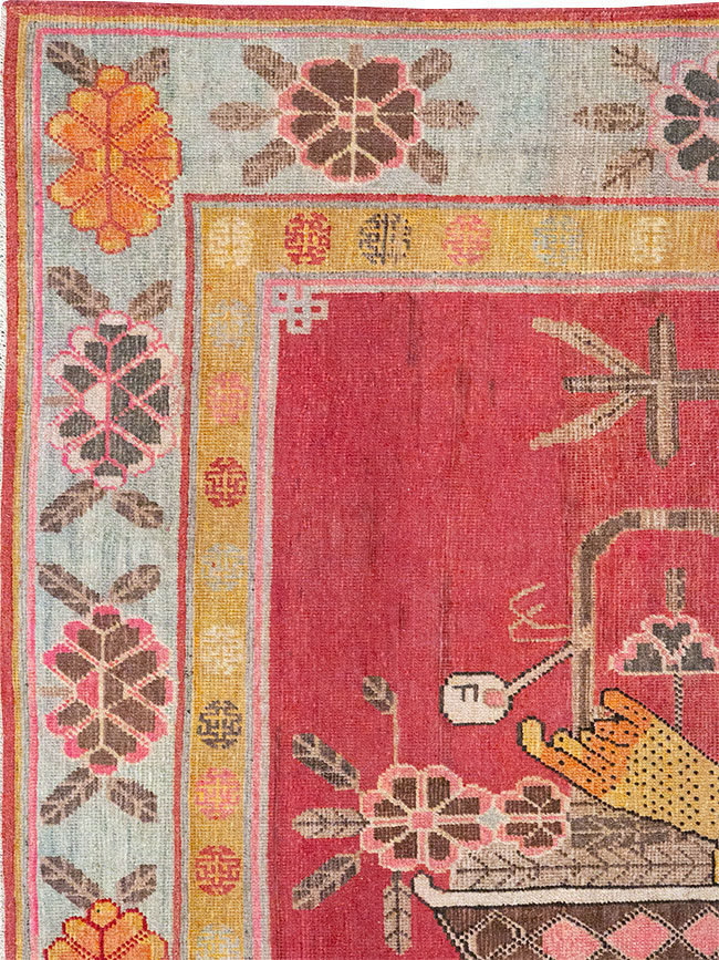 Antique East Turkestan Pictorial Vase Khotan Accent Rug, No.31882 - Galerie Shabab