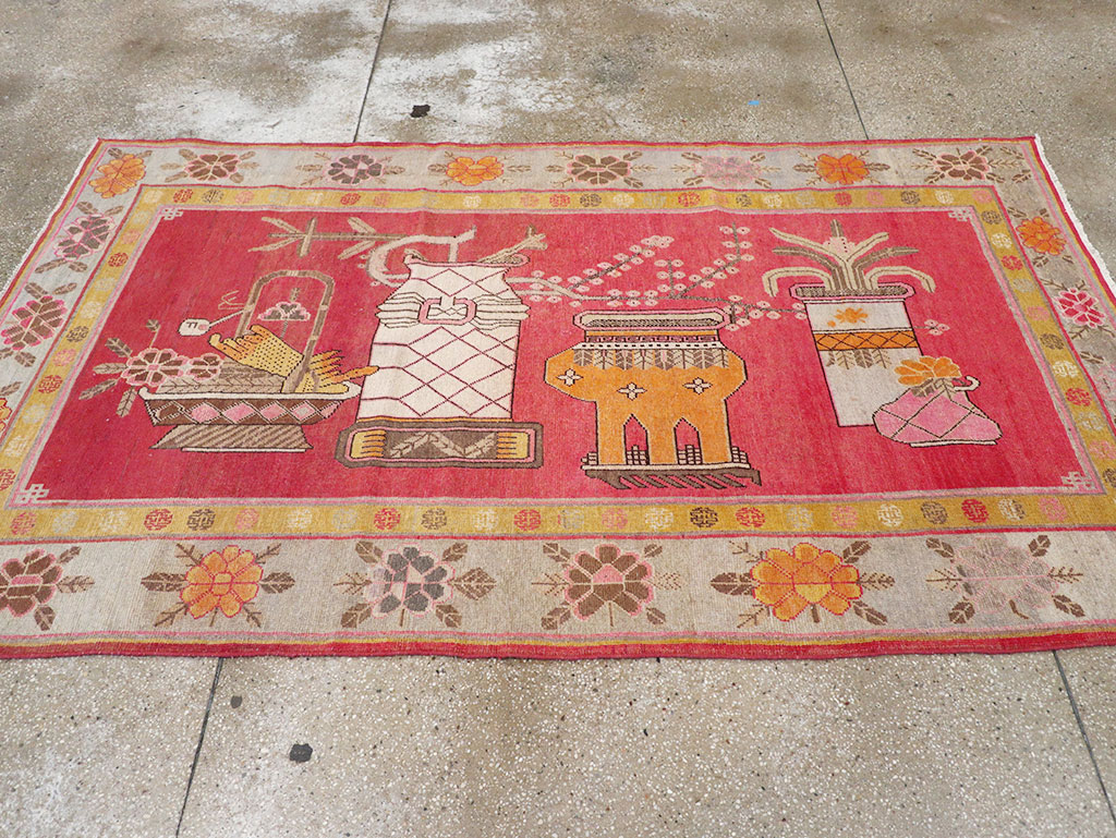 Antique East Turkestan Pictorial Vase Khotan Accent Rug, No.31882 - Galerie Shabab