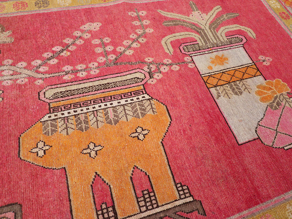 Antique East Turkestan Pictorial Vase Khotan Accent Rug, No.31882 - Galerie Shabab