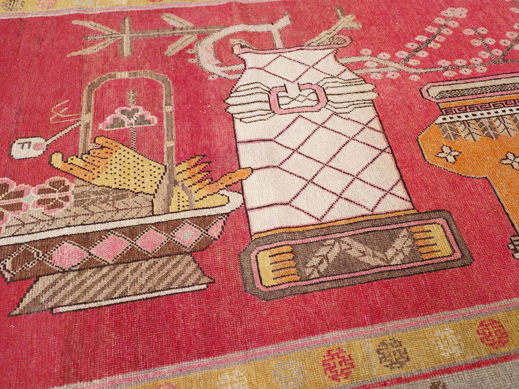 Antique East Turkestan Pictorial Vase Khotan Accent Rug, No.31882 - Galerie Shabab