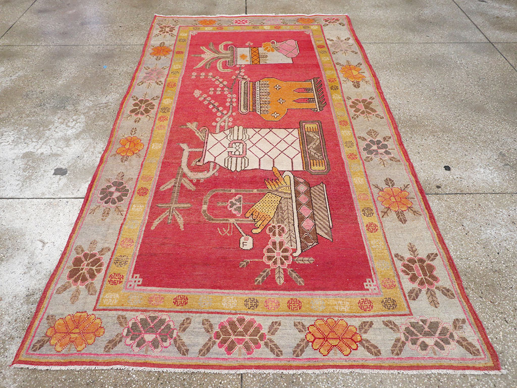 Antique East Turkestan Pictorial Vase Khotan Accent Rug, No.31882 - Galerie Shabab