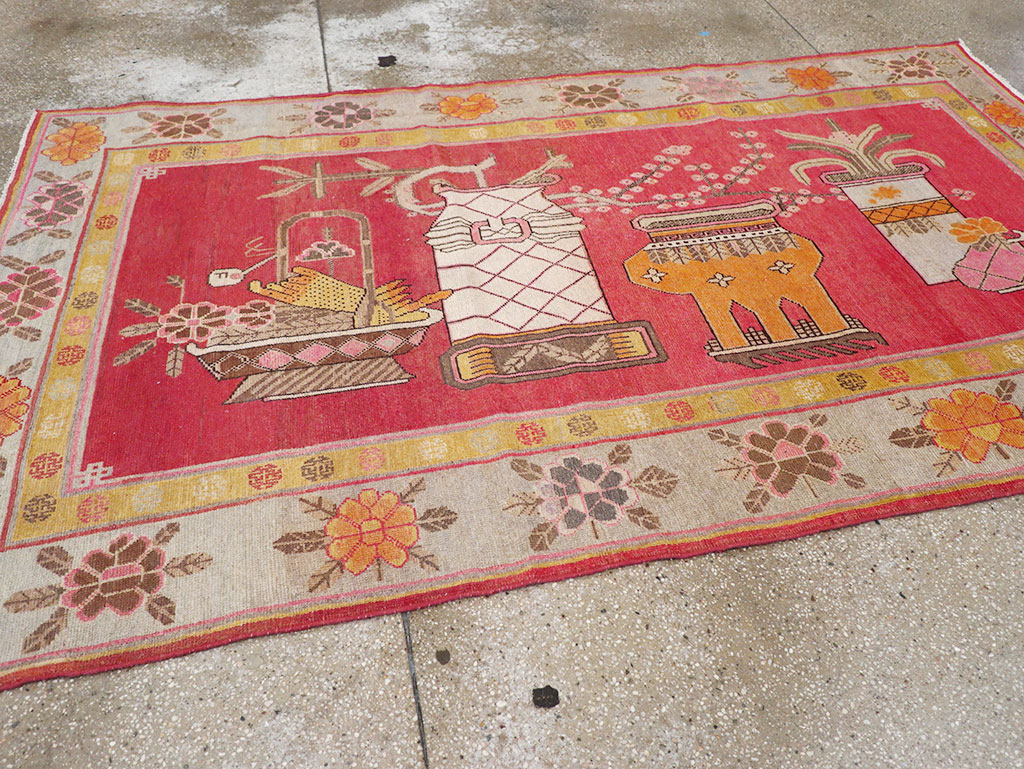 Antique East Turkestan Pictorial Vase Khotan Accent Rug, No.31882 - Galerie Shabab