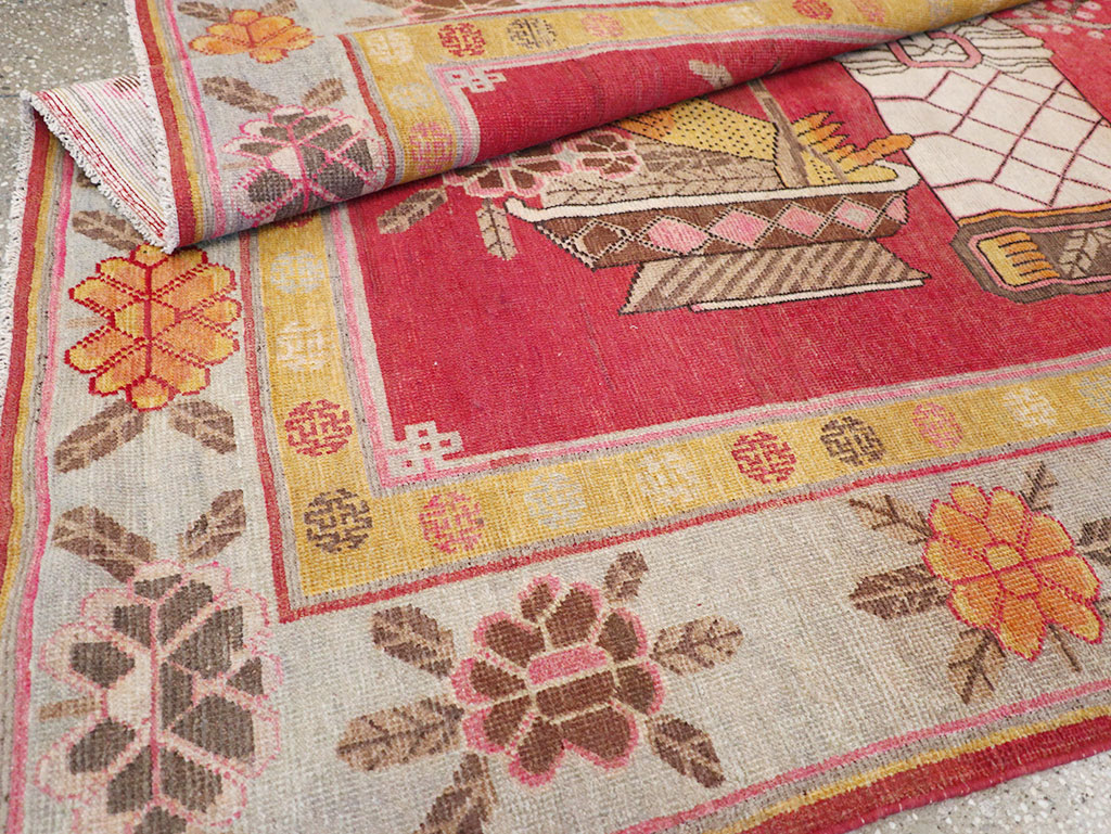 Antique East Turkestan Pictorial Vase Khotan Accent Rug, No.31882 - Galerie Shabab