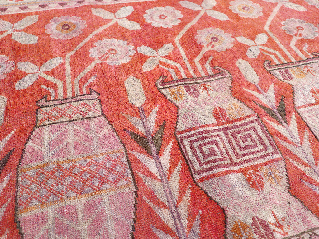 Antique East Turkestan Vase Khotan Pictorial Accent Rug, No.31895 - Galerie Shabab