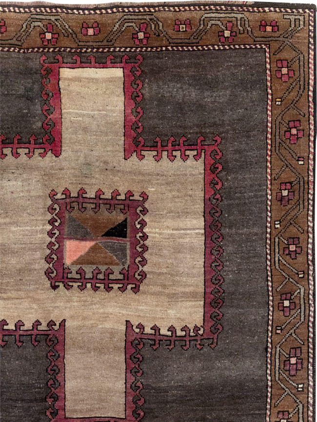 Tribal Vintage Turkish Anatolian Room Size Carpet, No.31897 - Galerie Shabab