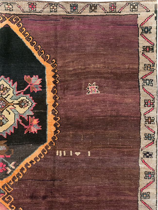 Vintage Turkish Anatolian Accent Carpet, No.31926 - Galerie Shabab