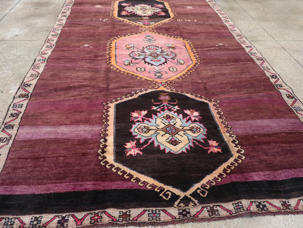 Vintage Turkish Anatolian Accent Carpet, No.31926 - Galerie Shabab