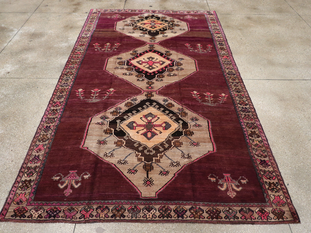 Vintage Turkish Anatolian Gallery Carpet, No.31927 - Galerie Shabab