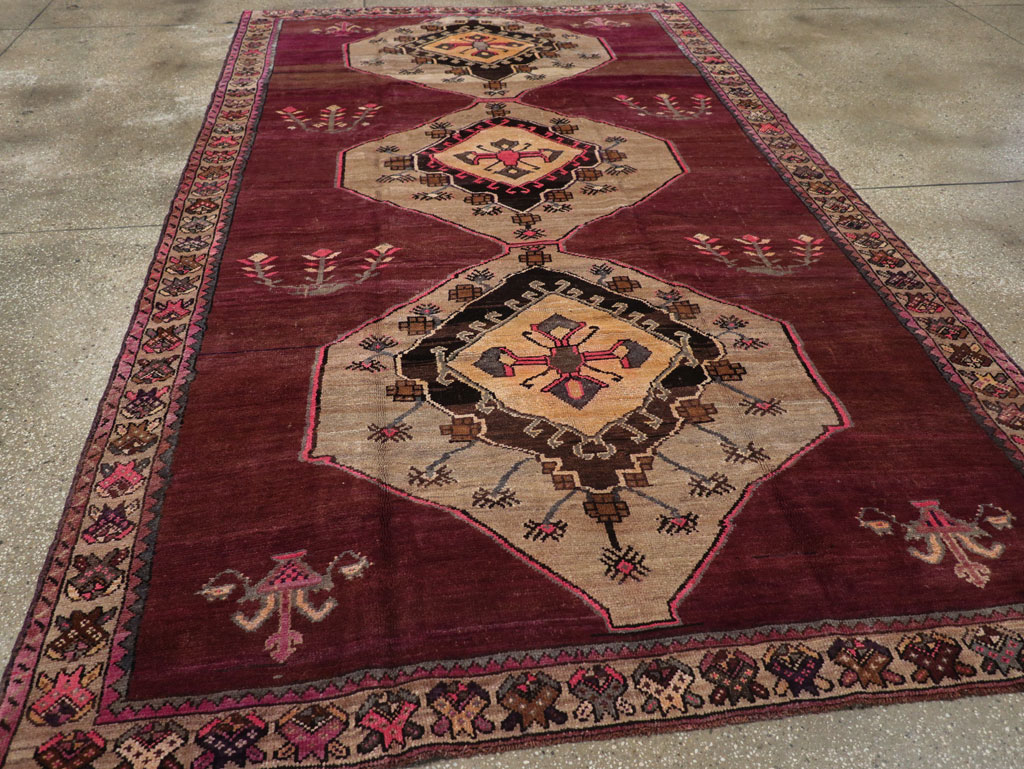Vintage Turkish Anatolian Gallery Carpet, No.31927 - Galerie Shabab
