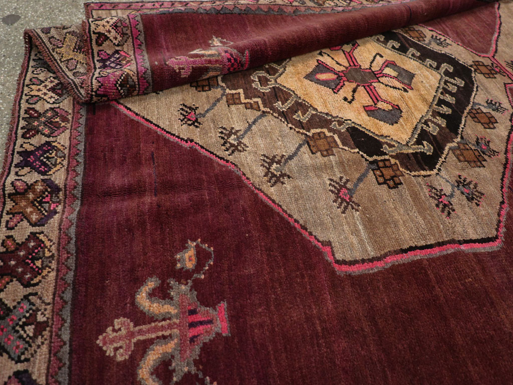 Vintage Turkish Anatolian Gallery Carpet, No.31927 - Galerie Shabab