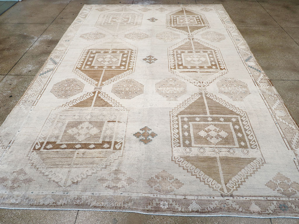 Vintage Turkish Anatolian Room Size Carpet, No.31952 - Galerie Shabab