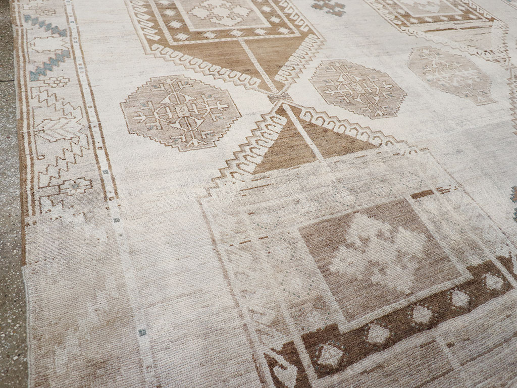 Vintage Turkish Anatolian Room Size Carpet, No.31952 - Galerie Shabab