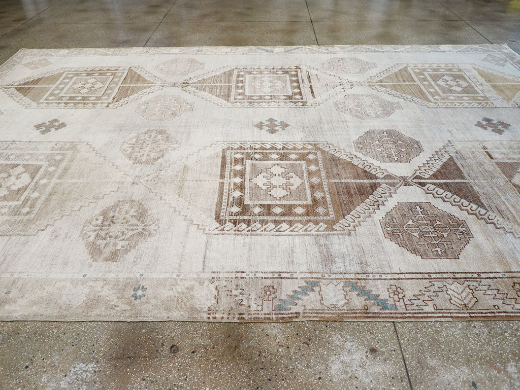 Vintage Turkish Anatolian Room Size Carpet, No.31952 - Galerie Shabab