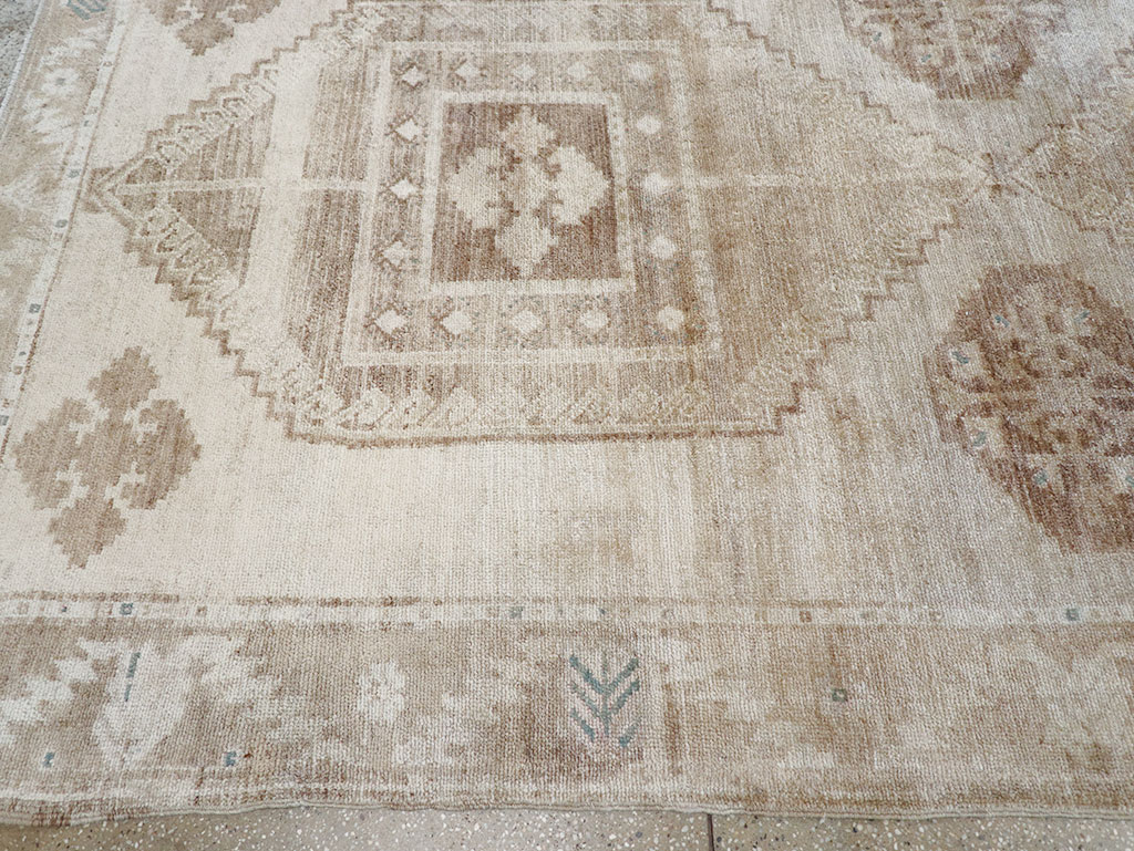 Vintage Turkish Anatolian Room Size Carpet, No.31952 - Galerie Shabab