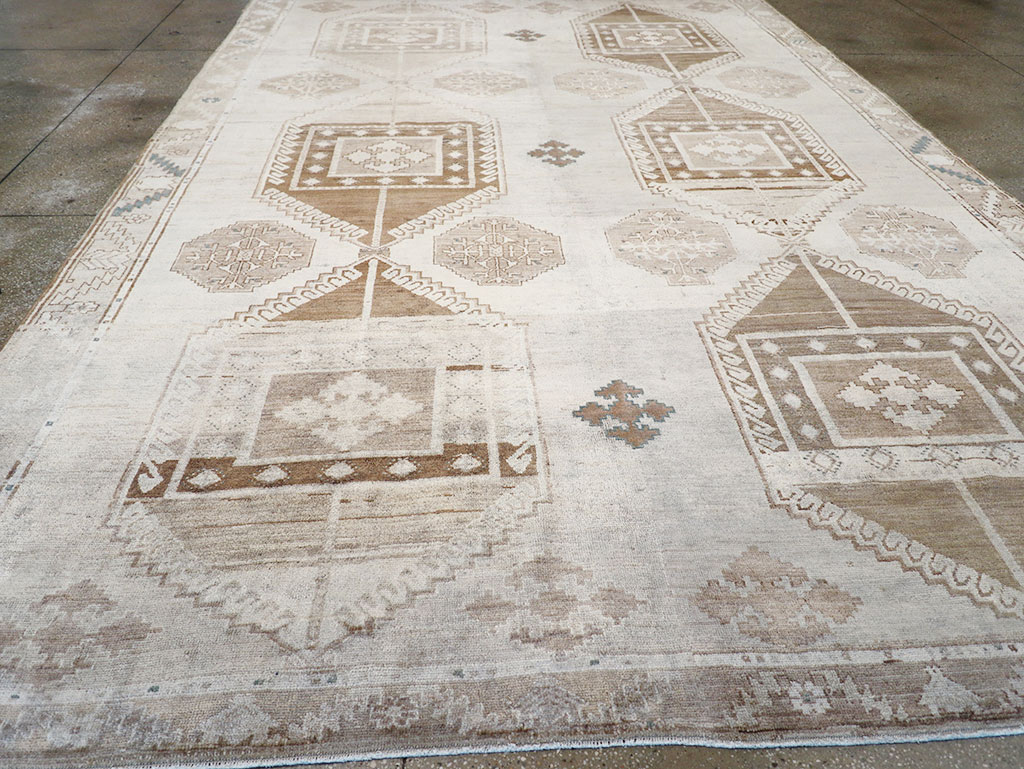Vintage Turkish Anatolian Room Size Carpet, No.31952 - Galerie Shabab